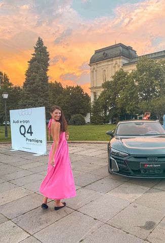 Хостеса на Алита Ивент на премиерата на Audi Q4 e-tron