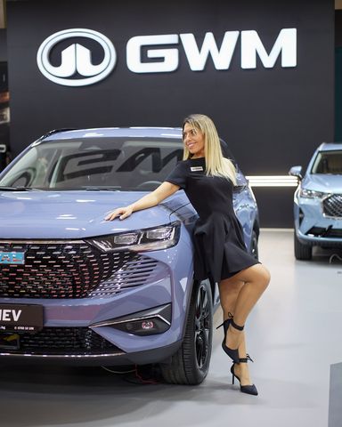 Хостеса на Алита Ивент на щанд на GWM на автомобилно изложение