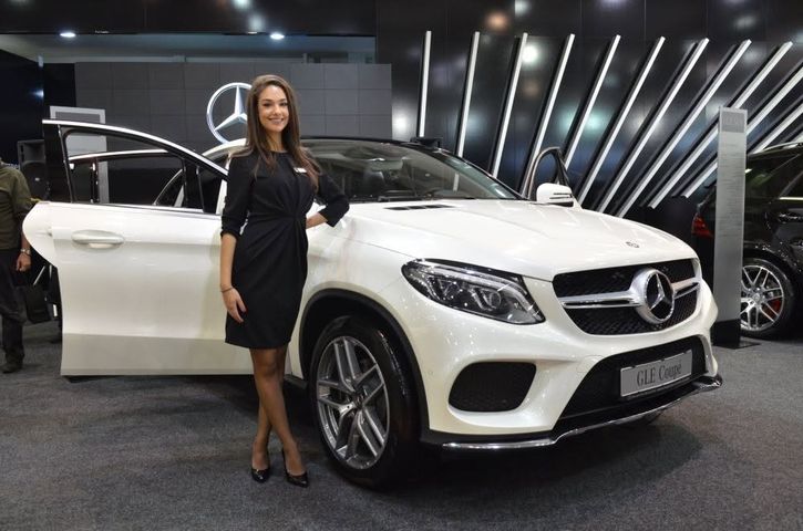 Хостеса на Алита Ивент на щанд на Mercedes-Benz