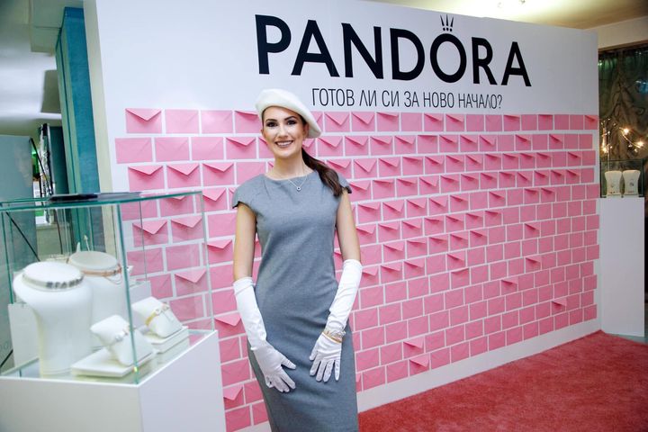Хостеса на Алита Ивент на щанд на Pandora