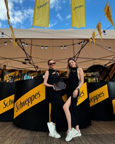 Промоутъри на Алита Ивент на щанд на Schweppes